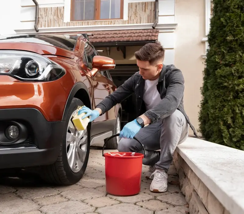 Lavage auto à domicile Mézières-sous-Lavardin : professionnel intervenant sur un véhicule